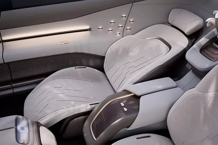 Chưa hết, lưng ghế trước còn tích hợp thêm 2 màn hình gối và bàn gấp để phục vụ hành khách. Bên cạnh đó là tủ lạnh nhỏ được tích hợp vào bệ tì tay của hàng ghế trước. Tất cả những trang bị này khiến nội thất của Skyworth Skyhome chẳng nào khoang thương gia của máy bay.