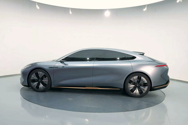 Hiện các thông số kỹ thuật cụ thể của Skyworth Skyhome chưa được công bố. Chỉ biết rằng, xe có cả phiên bản dẫn động 1 cầu và 2 cầu. Trong đó, bản cao cấp nhất dùng 2 mô-tơ điện có công suất tổng cộng 617 mã lực, cho phép xe tăng tốc từ 0-100 km/h trong 3,5 giây. Ngoài ra, xe còn có hệ thống treo khí nén và hệ thống đánh lái cầu sau.