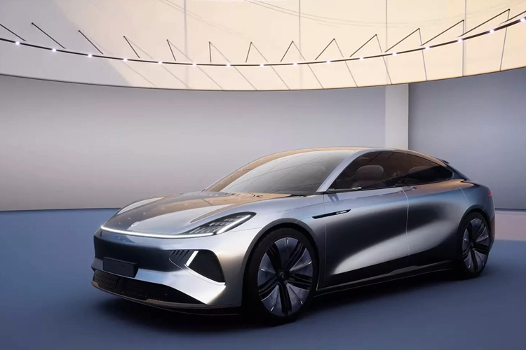 Sau 2 năm, Skyworth tiếp tục ra mắt một mẫu xe mới mang tên Skyhome. Tạm thời, Skyworth Skyhome 2024 mới chỉ dừng lại ở mức xe concept. Với hàng trăm mẫu ô tô điện Trung Quốc hiện đang có mặt trên thị trường, Skyworth đương nhiên phải tìm cách để tạo điểm nhấn và sự khác biệt cho Skyhome.