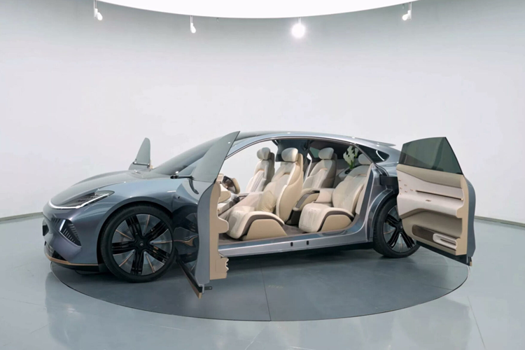 Dường như mọi tinh hoa của Skyworth Skyhome đều được dồn vào khu vực nội thất. Tại đây, xe được trang bị màn hình cỡ lớn, gần như chiếm trọn mặt táp-lô. Màn hình này là sự kết hợp của bảng đồng hồ kỹ thuật số, màn hình cảm ứng trung tâm và màn hình giải trí dành cho hành khách phía trước của xe.