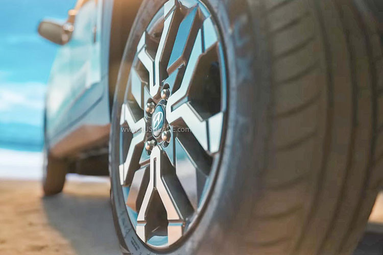 Nhìn từ bên hông Hyundai Exter trông khá giống Mufasa. Phía sau, cụm đèn hậu cũng có đồ họa hình chữ H tương tự đèn pha. Cột C có mảng màu đen tạo hiệu ứng mui xe lơ lửng.