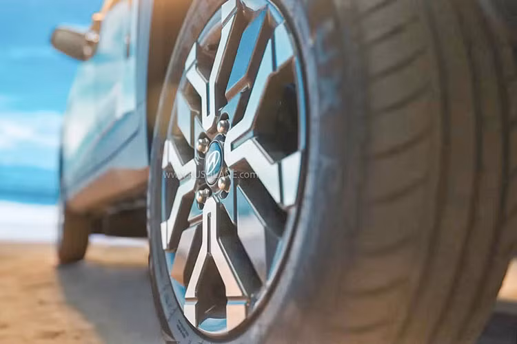 Nhìn từ bên hông Hyundai Exter trông khá giống Mufasa. Phía sau, cụm đèn hậu cũng có đồ họa hình chữ H tương tự đèn pha. Cột C có mảng màu đen tạo hiệu ứng mui xe lơ lửng.