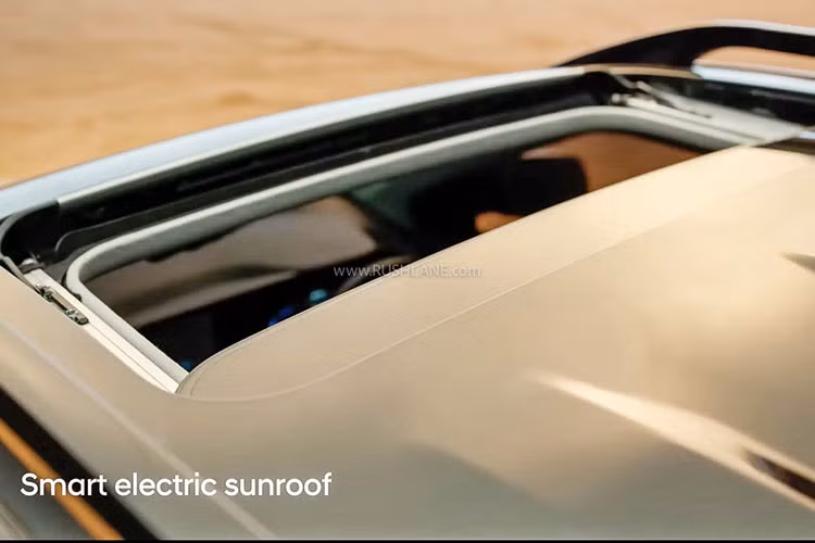 Phần đầu xe nổi bật với lưới tản nhiệt thiết kế mới dạng tham số, dải đèn LED chạy ban ngày hình chữ H độc đáo. Phía dưới đèn LED ban ngày là cụm đèn pha vuông vức được đặt hai bên lưới tản nhiệt cỡ lớn.