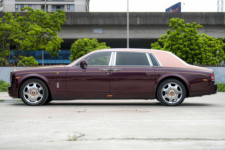 Sau khi đấu giá thành công, showroom này đã ngay lập tức chào bán chiếc xe sang Rolls-Royce Phantom Lửa Thiêng tới 26 tỷ đồng. Thêm vào đó, xe cũng đã được showroom thay biển số mới, không còn đeo biển 30E-133.88 lúc trước. 