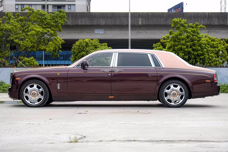 Sau khi đấu giá thành công, showroom này đã ngay lập tức chào bán chiếc xe sang Rolls-Royce Phantom Lửa Thiêng tới 26 tỷ đồng. Thêm vào đó, xe cũng đã được showroom thay biển số mới, không còn đeo biển 30E-133.88 lúc trước. 