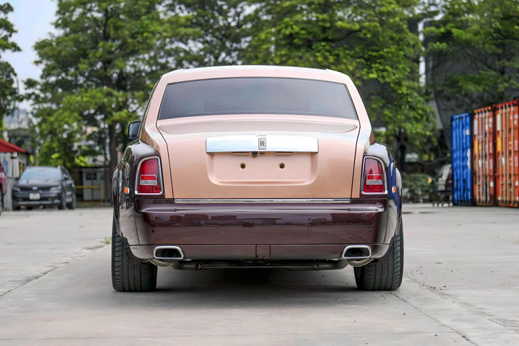 Chiếc xe siêu sang Rolls-Royce Phantom Lửa Thiêng nổi bật với hai tone màu vàng hồng và đỏ rượu vang ở cả nội thất lẫn ngoại thất.