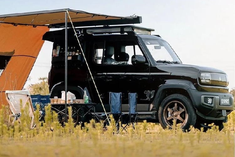 Tiếp đến là bộ dụng cụ thang leo một bên có sẵn để mua và kích thước của nó là 85 x 30 x 45 cm, ngoài ra, Baojun Yep cũng có thể lắp đặt một baga mui có luôn cung cấp các lều bên làm bằng hợp kim nhôm, thuận tiện cho việc cất đồ hay dã ngoại cuối tuần, có thể làm chỗ ngủ "ngàn sao" khá lý tưởng.