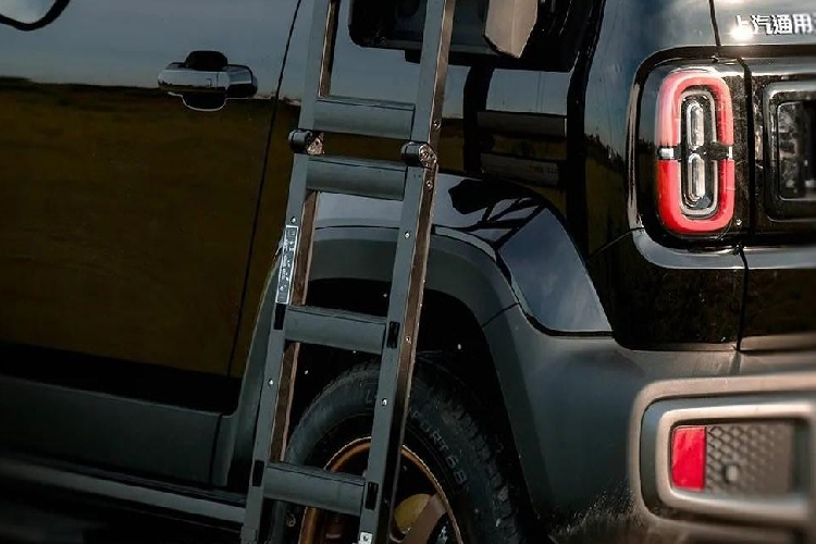 Về sức mạnh, chiếc xe Baojun Yep này vẫn sử dụng hệ dẫn động cầu sau và được trang bị động cơ truyền động đồng bộ nam châm vĩnh cửu với công suất tối đa 68 mã lực và mô-men xoắn cực đại 140 Nm.