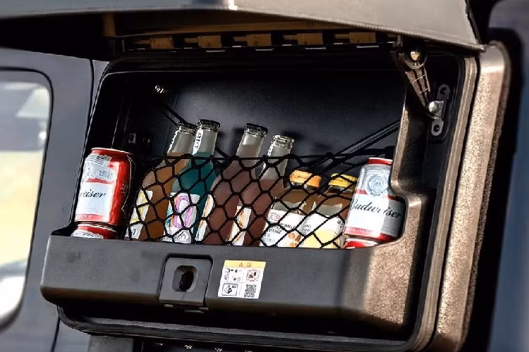 Với nhiều người giờ đây, Baojun Yep không chỉ là 1 chiếc xe điện rất thú vị khi mang thiết kế giống với Suzuki Jimny hay còn được gọi là "tiểu Mercedes-Benz G-Class", mà còn có nhiều bản độ khá cá tính, thể hiện phong cách rất cá tính và đặc trưng cho giới trẻ Gen Z hiện nay.