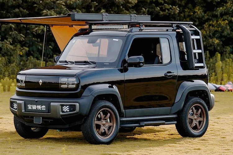 Đầu tiên, nhìn từ bên thân xe, nơi bàn đạp phụ trong bộ phụ kiện sửa đổi được làm bằng hợp kim nhôm và sắt, kích thước bàn đạp rộng hơn giúp việc lên xuống xe dễ dàng hơn, đáp ứng nhu cầu cắm trại ngoài trời cho những người đam mê.