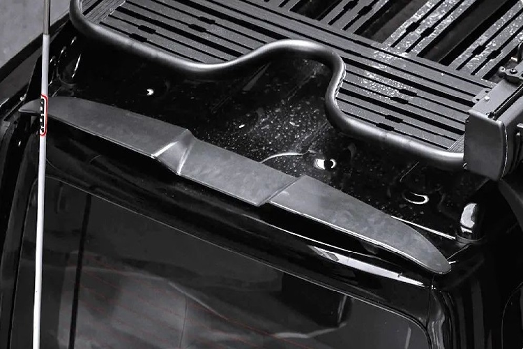 Đồng thời, chiếc xe mới sẽ được trang bị pin có công suất 28,1 kWh và phạm vi hành trình trong điều kiện CLTC của Trung Quốc là 303 km, có thể tăng thêm 80 km nhờ gói mua "máy phát điện" đến từ động cơ xăng (ICE) chỉ có giá 6,6 triệu đồng. Mức giá xe Baojun Yep điện từ 79.800 nhân dân tệ (khoảng 265 triệu đồng) tại Trung Quốc.