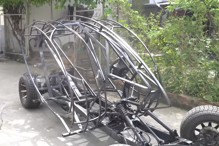 Đó chính là điểm khác biệt của dự án này so với những chiếc xe trước, khi anh Đạo mô phỏng theo thiết kế của các mẫu xe có sẵn trên thị trường. Công đoạn tiếp theo là lắp ráp hệ thống truyền động. Xe được trang bị hệ thống truyền động khá đơn giản với mô-tơ điện kết nối với ắc-quy đặt dưới sàn xe.