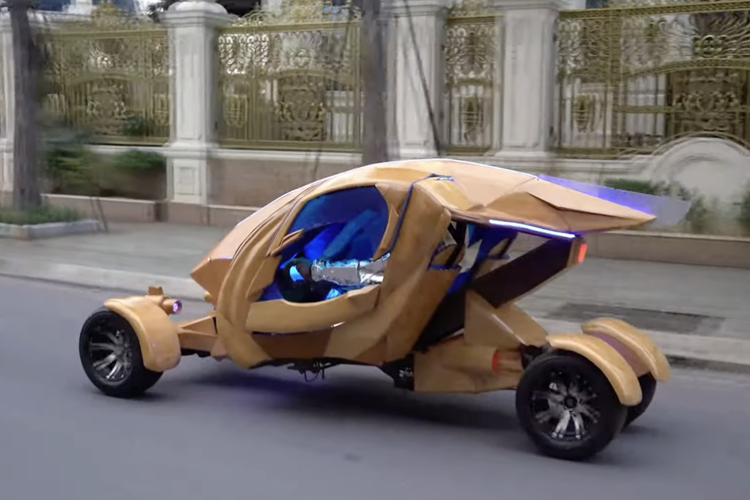 Bên trong, xe được bố trí 2 ghế ngồi làm bằng gỗ, tích hợp gối đầu và bọc da. Bên cạnh đó, các chi tiết như táp pi cửa hay trần xe cũng được hoàn thiện tỉ mỉ bằng da. Vô lăng có kiểu dáng khá độc đáo, lấy cảm hứng từ phi thuyền.