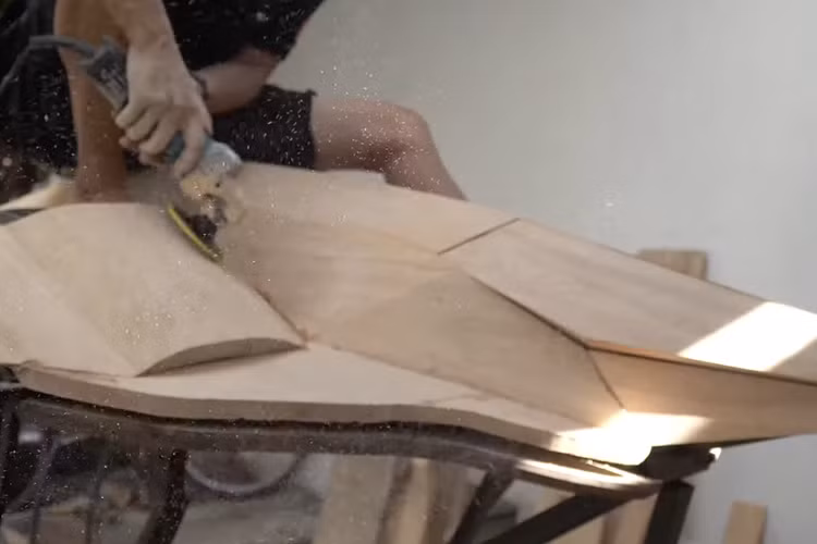 Theo chia sẻ, phần giảm xóc và bộ lốp trên chiếc xe độc đáo này được lấy từ một chiếc xe thể thao địa hình ATV. Như vậy, nếu được hoàn thiện kỹ lưỡng, chiếc xe “dành cho người ngoài hành tinh này” hoàn toàn có thể đi off-road.