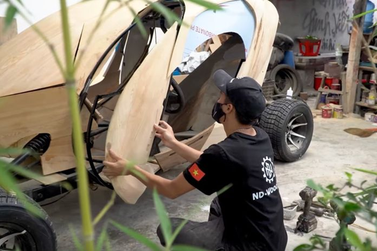 Trong video có tựa đề "I Built A Vehicle For The Alien", tạm dịch là "Tôi đã chế tạo một chiếc siêu xe ngoài hành tinh", ông bố 9X phải tự lên ý tưởng và thiết kế ra bộ khung riêng bằng các thanh thép.