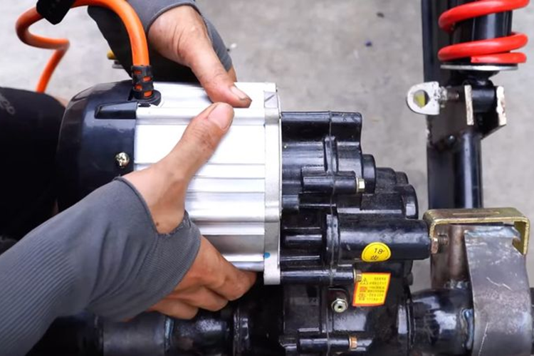 Các mẫu siêu xe bằng gỗ đình đám của anh Đạo như; Ferrari 250 GTO, Lamborghini Sian, BMW 328 Hommage hay Tesla Cybertruck. Vừa qua, anh lại tiếp tục khiến cộng đồng mạng phải trầm trồ với một chiếc xe bằng gỗ có hình dạng độc đáo do chính mình lên ý tưởng.