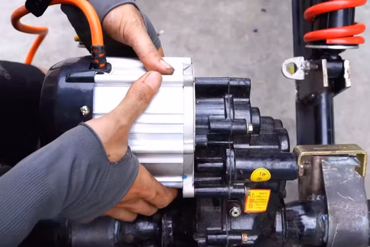 Các mẫu siêu xe bằng gỗ đình đám của anh Đạo như; Ferrari 250 GTO, Lamborghini Sian, BMW 328 Hommage hay Tesla Cybertruck. Vừa qua, anh lại tiếp tục khiến cộng đồng mạng phải trầm trồ với một chiếc xe bằng gỗ có hình dạng độc đáo do chính mình lên ý tưởng.