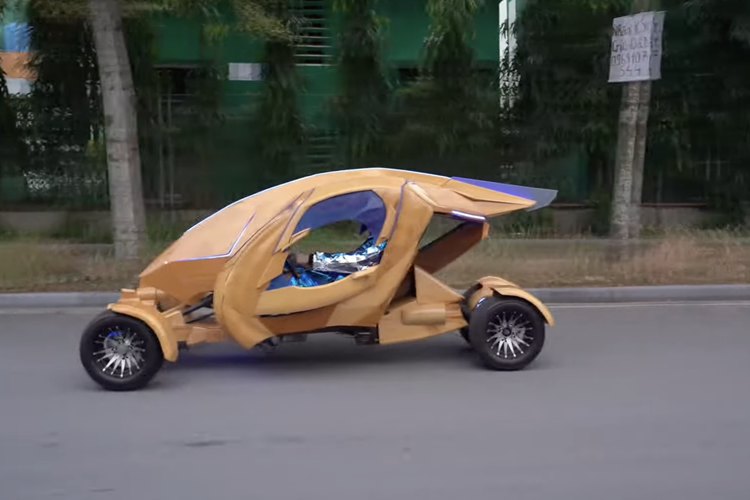 Cửa siêu xe ngoài hành tình bằng gỗ mở kiểu cánh chim tương tự nhiều mẫu siêu xe, ví dụ như Pagani Huayra. Chi tiết này hoạt động hoàn toàn bằng điện, điều khiển qua hệ thống nút bấm.