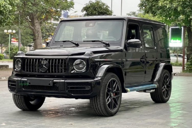 Đáng chú ý, chủ nhân của chiếc biển sảnh này cũng chính là đại gia người Thanh Hóa vừa “chốt đơn” chiếc biển 51K - 888.88. Không rõ vị đại gia ngầm này định gắn hai chiếc biển hàng hiếm lên mẫu xe nào. Tuy nhiên, cới việc bỏ ra 45 tỷ đồng để tậu về hai chiếc biển thì chắc hẳn hai chiếc xe được lựa chọn để lắp cũng sẽ thật sự xứng tầm.