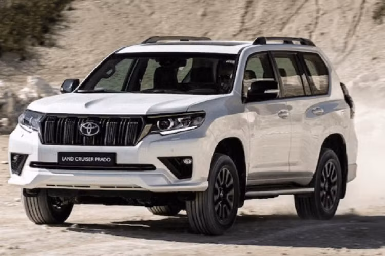 Toyota Land Cruiser Prado tại Việt Nam dùng động cơ 2TR-FE 4 xi-lanh thẳng hàng, dung tích 2.7L cũ cho công suất 161 mã lực tại 5.200 vòng/phút, 246 Nm mô-men xoắn cực đại tại 3.900 vòng/phút. Động cơ đi kèm hộp số tự động 6 cấp và hệ dẫn động 4 bánh toàn thời gian (AWD).