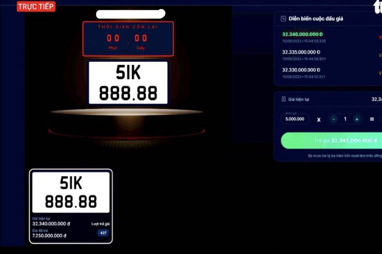  Biển số 51K-888.88 Tâm điểm của phiên đấu giá chiều ngày 15/9 chính là chiếc biển ngũ 8 này. Vì là biển đẹp lại thuộc khu vực TP.HCM nên chiếc biển số được chốt giá lên tới 32,34 tỷ đồng. Biển ngũ quý 8 đắt hơn Rolls-Royce Ghost bản tiêu chuẩn tại Việt Nam. Ra mắt thế hệ mới từ năm 2021, mẫu xe sang Anh quốc này có giá bán niêm yết tại Việt Nam từ 29,999 tỷ đồng.