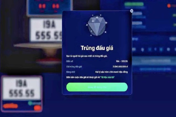  Biển số 19A-555.55 Đây chính là chiếc biển “mở bát” phiên đấu giá ngày 15/9 vừa qua. Chủ nhân của chiếc biển này là anh Đỗ Tiến Thành (Phú Thọ). Anh đã bỏ ra số tiền là 2,69 tỷ đồng để tậu về chiếc biển ngũ 5 này. Nếu để so sánh, mức giá này cao hơn một chiếc Toyota Land Cruiser Prado tại Việt Nam đến vài chục triệu đồng. SUV chủ tịch Toyota Land Cruiser Prado hiện có giá niêm yết là 2,62 tỷ đồng.