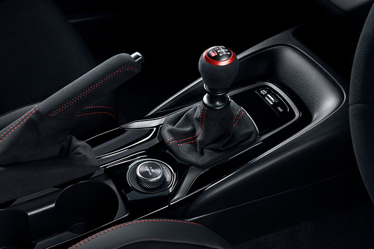 Chưa hết, chiếc hot hatch còn có hệ thống kiểm soát hành trình bằng radar Dynamic Radar Cruise Control, đèn pha thông minh, hỗ trợ nhận diện biển báo giao thông, nhắc nhở hàng ghế sau, màn hình giám sát điểm mù, cảnh báo phương tiện giao thông cắt ngang phía sau và hệ thống hỗ trợ khởi hành ngang dốc.