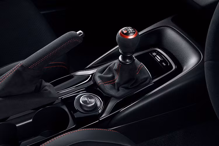 Chưa hết, chiếc hot hatch còn có hệ thống kiểm soát hành trình bằng radar Dynamic Radar Cruise Control, đèn pha thông minh, hỗ trợ nhận diện biển báo giao thông, nhắc nhở hàng ghế sau, màn hình giám sát điểm mù, cảnh báo phương tiện giao thông cắt ngang phía sau và hệ thống hỗ trợ khởi hành ngang dốc.