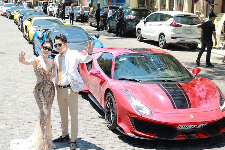 Nếu chiếc Ferrari của Hoàng Kim Khánh đặt mua là 1 dòng siêu xe, đây sẽ là chiếc siêu xe chính hãng thứ 2 mà anh sở hữu, sau chiếc Lamborghini Aventador S LP740-4 được đại gia Hải Dương mua cách đây 8 năm, hiện vẫn có mặt trong garage xe của nhà sưu tập này.