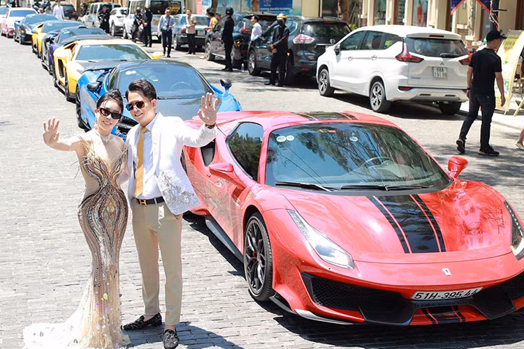 Nếu chiếc Ferrari của Hoàng Kim Khánh đặt mua là 1 dòng siêu xe, đây sẽ là chiếc siêu xe chính hãng thứ 2 mà anh sở hữu, sau chiếc Lamborghini Aventador S LP740-4 được đại gia Hải Dương mua cách đây 8 năm, hiện vẫn có mặt trong garage xe của nhà sưu tập này.