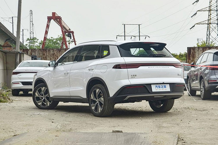 Cụ thể, hình ảnh do hãng xe Trung Quốc chia sẻ cho thấy, mẫu xe SUV BYD Song Pro DM-i 2023 không còn sử dụng kiểu lưới tản nhiệt với các thanh ngang dài, xếp thành 5 tầng cùng với 1 thanh nẹp mạ crôm, nối liền 2 đèn pha LED với nhau như bản cũ.