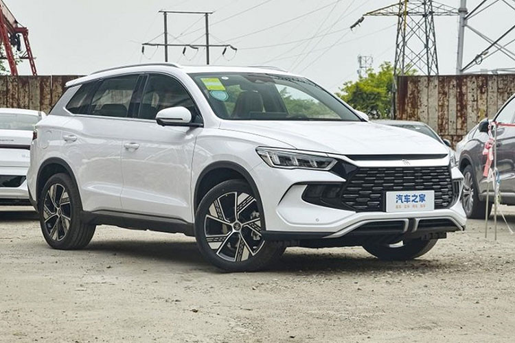 Mới đây, hãng xe BYD vừa tung ra những hình ảnh chính thức về mẫu SUV cỡ C của mình, chiếc BYD Song Pro DM-i 2023 mới đã nhanh chóng nhận được sự quan tâm của cộng đồng mạng Trung Quốc. So với mẫu 2022 hiện đang bán trên thị trường, phiên bản này có điểm nhấn lớn nhất là thiết kế mặt trước.