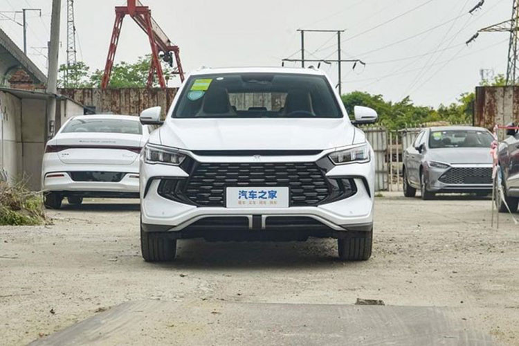 Ngoài ra, xe mới có lưới tản nhiệt ma trận, với các nan nhỏ dính vào nhau. Chưa hết, ngoài cùng lưới tản nhiệt còn có các tấm ốp nhựa màu đen bao phủ bên ngoài, tăng thêm sự hầm hố cho xe.