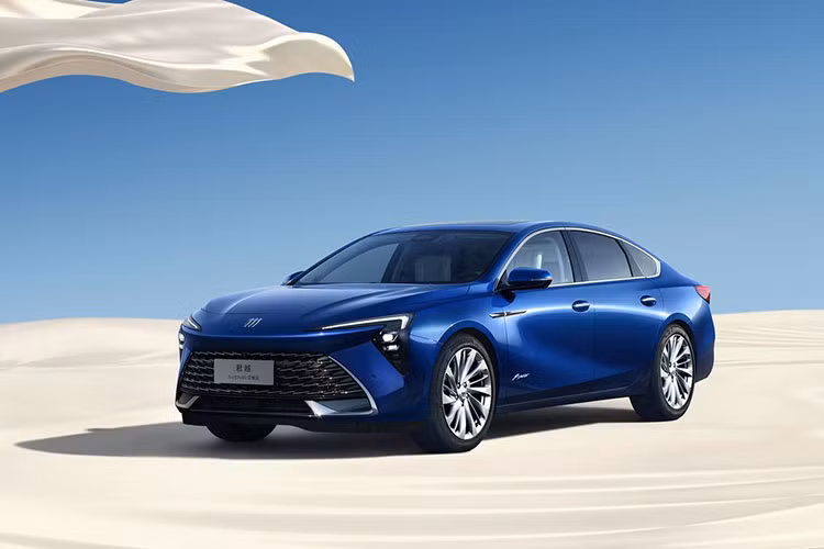 Các trang bị nổi bật khác của xe như tính năng cảnh báo chệch làn đường, hỗ trợ giữ làn đường, cảnh báo chuyển làn đường, cảnh báo vùng mù bên, cảnh báo phương tiện phía sau vượt qua, cảnh báo đỗ xe phía sau, cảnh báo đỗ xe phía trước, hệ thống hỗ trợ đỗ xe tự động. 