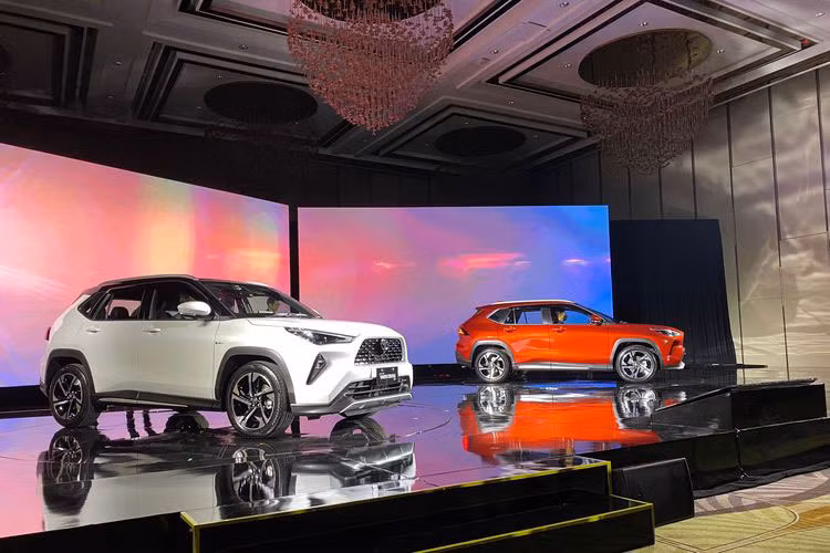 "Giá bán của xe sẽ được công bố chi tiết sau, nhưng sẽ dao động từ 300 triệu Rupiah (474 triệu đồng) đến hơn 400 triệu Rupiah (632 triệu đồng)", ông Tanoto nói. Theo hãng Toyota, mẫu SUV cỡ B này sẽ được sản xuất tại Indonesia với tỷ lệ nội địa hóa 80%. Dự đoán, Toyota Yaris Cross tại Việt Nam sẽ được nhập khẩu nguyên chiếc từ Indonesia.