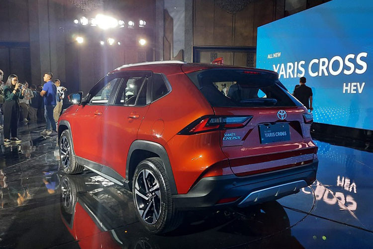 Kích thước cụ thể của Toyota Yaris Cross 2023 dành cho Đông Nam Á nói chung (trừ Singapore) và Việt Nam nói riêng bao gồm chiều dài 4.310 mm, chiều rộng 1.770 mm, chiều cao 1.615 mm cũng như chiều dài cơ sở 2.620 mm. So với Toyota Corolla Cross, xe ngắn hơn 150 mm, hẹp hơn 55 mm, thấp hơn 5 mm và chiều dài cơ sở kém 20 mm.