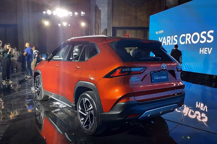 Kích thước cụ thể của Toyota Yaris Cross 2023 dành cho Đông Nam Á nói chung (trừ Singapore) và Việt Nam nói riêng bao gồm chiều dài 4.310 mm, chiều rộng 1.770 mm, chiều cao 1.615 mm cũng như chiều dài cơ sở 2.620 mm. So với Toyota Corolla Cross, xe ngắn hơn 150 mm, hẹp hơn 55 mm, thấp hơn 5 mm và chiều dài cơ sở kém 20 mm.