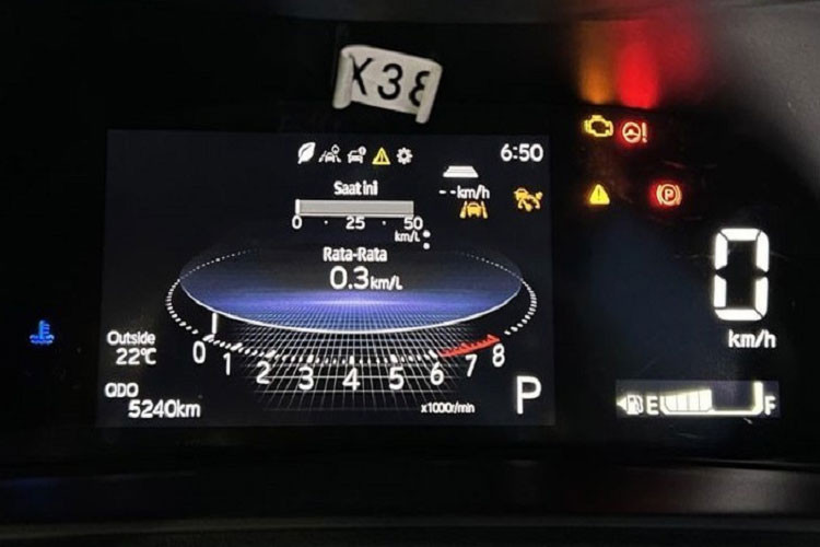 Chưa hết, mẫu SUV cỡ B này còn có gói công nghệ trợ lái nâng cao ADAS có tên Toyota Safety Sense, bao gồm hệ thống kiểm soát hành trình thích ứng và đèn pha tự động. Camera 360 độ và hệ thống kết nối T intouch cũng được trang bị cho xe. Khi mua mẫu SUV cỡ B này, khách hàng Indonesia có thể chọn 1 trong 2 loại động cơ.