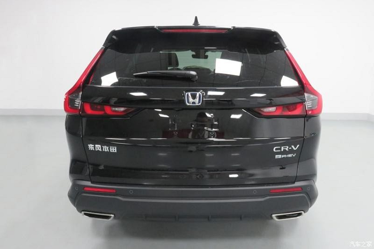 Thông tin trên trang web của Bộ Công nghiệp và Công nghệ Thông tin Trung Quốc cho biết Honda CR-V e:PHEV 2023 sẽ được trang bị hệ truyền động bao gồm máy xăng 4 xi-lanh, hút khí tự nhiên, dung tích 2.0L, tạo ra công suất tối đa 110 kW (khoảng 147 mã lực), kết hợp cùng hộp số E-CVT. Ngoài ra, xe còn có cụm pin lithium Ternary và mô-tơ điện mạnh 67,5 kW (90 mã lực).
