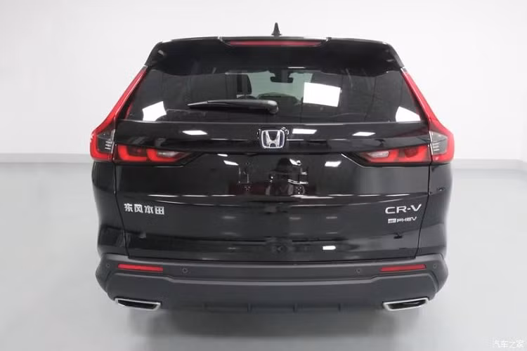 Thông tin trên trang web của Bộ Công nghiệp và Công nghệ Thông tin Trung Quốc cho biết Honda CR-V e:PHEV 2023 sẽ được trang bị hệ truyền động bao gồm máy xăng 4 xi-lanh, hút khí tự nhiên, dung tích 2.0L, tạo ra công suất tối đa 110 kW (khoảng 147 mã lực), kết hợp cùng hộp số E-CVT. Ngoài ra, xe còn có cụm pin lithium Ternary và mô-tơ điện mạnh 67,5 kW (90 mã lực).