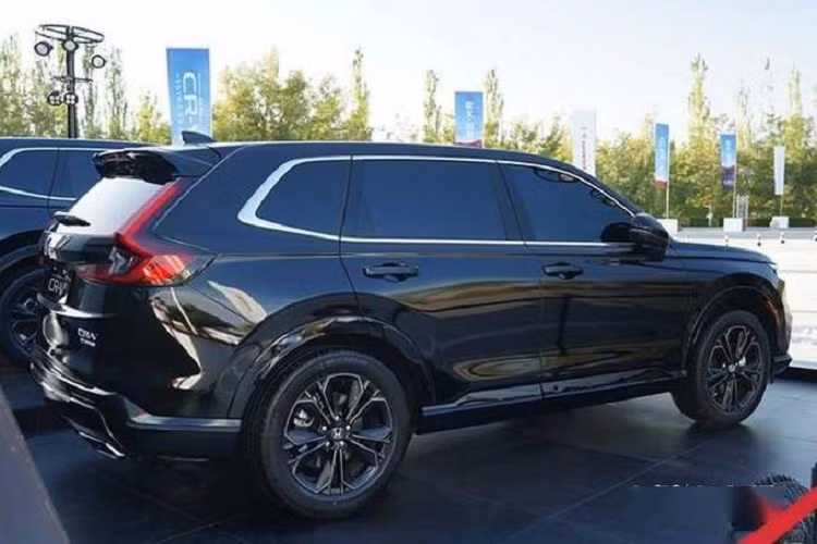 Ngoài ra, xe còn có hốc gió trung tâm rộng đi kèm lưới mắt cáo và khe gió hẹp trên cản trước. Đằng sau Honda CR-V e:PHEV 2023 là cụm đèn hậu hình chữ "L", ôm lấy kính chắn gió. Vỏ đèn hậu có màu tối nhằm đáp ứng thị hiếu của người tiêu dùng Trung Quốc. Bên trong đèn hậu là tạo hình chữ "L", gợi liên tưởng đến đối thủ Mazda CX-5. 
