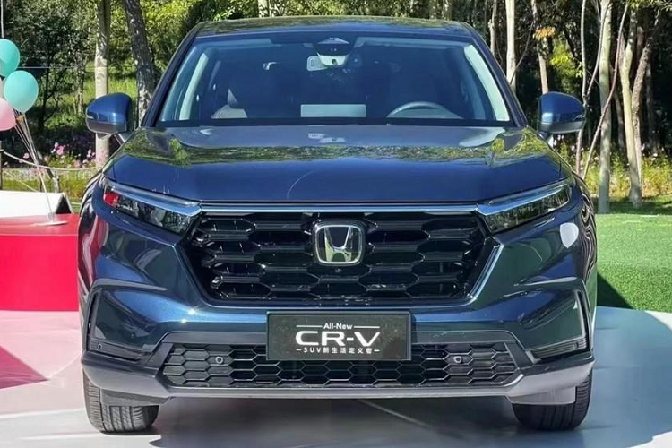 Nếu đúng như vậy, Honda CR-V e:PHEV 2023 sẽ có bảng đồng hồ kỹ thuật số với màn hình LCD 10,2 inch, màn hình cảm ứng trung tâm 10,1 inch đặt nổi nhưng chưa hỗ trợ Apple CarPlay và cửa gió điều hòa kéo dài trên mặt táp-lô, trang trí bằng tấm lưới tổ ong.