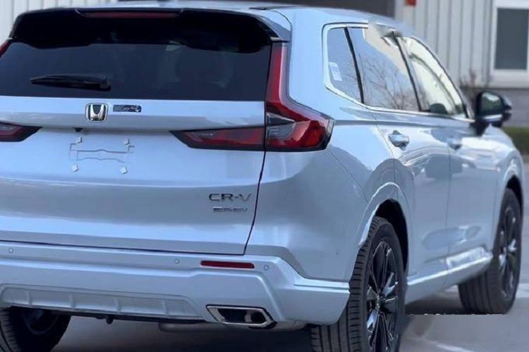 Thêm vào đó là 2 đầu ống xả giả hình thang và mạ crôm, nằm ở hai góc cản sau. Logo trên cửa cốp cũng có màu xanh dương như ở đầu xe. Hiện chưa có thông tin cụ thể về trang bị của Honda CR-V e:PHEV 2023 tại thị trường Trung Quốc. Tuy nhiên, sẽ không bất ngờ nếu mẫu xe này có trang bị tương tự "anh em song sinh" Honda Breeze e:PHEV 2023 đã ra mắt tại Trung Quốc vào hồi tháng 1 vừa qua. 