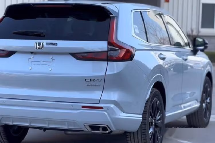 Thêm vào đó là 2 đầu ống xả giả hình thang và mạ crôm, nằm ở hai góc cản sau. Logo trên cửa cốp cũng có màu xanh dương như ở đầu xe. Hiện chưa có thông tin cụ thể về trang bị của Honda CR-V e:PHEV 2023 tại thị trường Trung Quốc. Tuy nhiên, sẽ không bất ngờ nếu mẫu xe này có trang bị tương tự "anh em song sinh" Honda Breeze e:PHEV 2023 đã ra mắt tại Trung Quốc vào hồi tháng 1 vừa qua. 