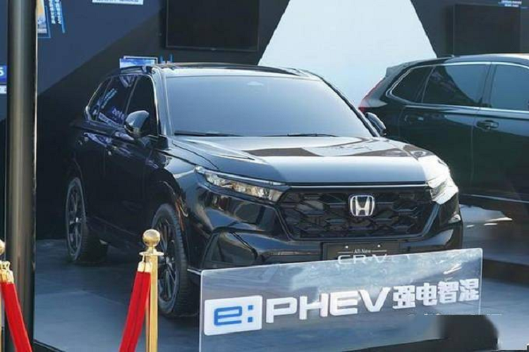 Tổng cộng, mẫu xe này sở hữu công suất 135 kW (181 mã lực). Đồng thời, Honda CR-V e:PHEV 2023 chỉ tiêu thụ lượng xăng kết hợp là 1,6 lít/100 km. Điều này không có gì lạ vì phiên bản PHEV của xe có thể chạy được quãng đường 73 km mà không cần dùng đến động cơ xăng.