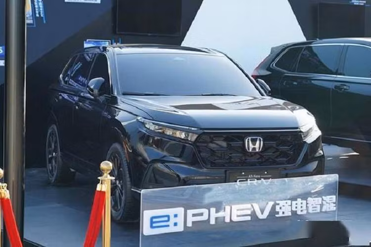 Tổng cộng, mẫu xe này sở hữu công suất 135 kW (181 mã lực). Đồng thời, Honda CR-V e:PHEV 2023 chỉ tiêu thụ lượng xăng kết hợp là 1,6 lít/100 km. Điều này không có gì lạ vì phiên bản PHEV của xe có thể chạy được quãng đường 73 km mà không cần dùng đến động cơ xăng.