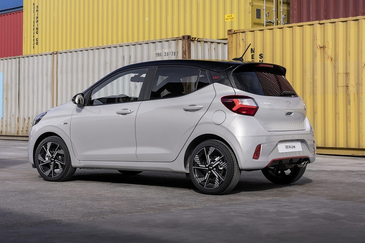 Riêng Hyundai i10 2023 bản N-Line sẽ dùng động cơ xăng 3 xi-lanh, tăng áp, dung tích 1.0L với công suất tối đa 99 mã lực. Giá bán của Hyundai i10 2023 hiện chưa được công bố. Xe sẽ bắt đầu được sản xuất tại nhà máy ở Izmit, Thổ Nhĩ Kỳ, vào tháng 4 năm nay. Khi có mặt trên thị trường vào nửa cuối năm nay, xe sẽ cạnh tranh với những đối thủ như Kia Picanto, Toyota Aygo X và Suzuki Ignis.