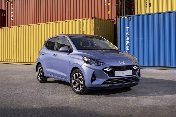 So với phiên bản cũ, Hyundai i10 2023 giá rẻ chỉ thay đổi nhẹ trong thiết kế ngoại thất, bổ sung trang bị mới và giữ lại bản N-Line như trước. Đầu tiên là thiết kế ngoại thất của mẫu xe hạng A này. Hyundai i10 2023 được bổ sung lưới tản nhiệt với mắt lưới mới. Lưới tản nhiệt vẫn tích hợp đèn LED định vị ban ngày như phiên bản cũ.