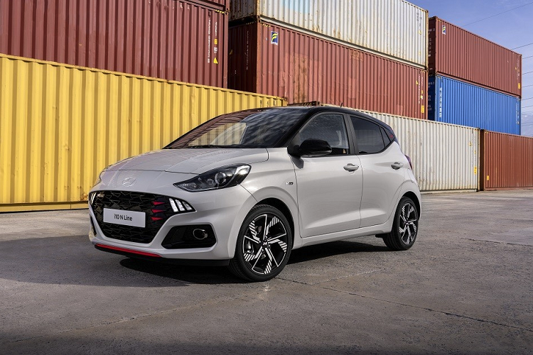 Ngay cả Hyundai i10 2023 bản N-Line cũng gần như giữ nguyên thiết kế cũ, trừ những nâng cấp ở hệ thống đèn và bộ vành hợp kim 16 inch mới. So với bản thường, bản N-Line tạo sự khác biệt bằng thiết kế cản trước/sau riêng, những chi tiết màu đỏ làm điểm nhấn và hệ thống treo thể thao hơn.