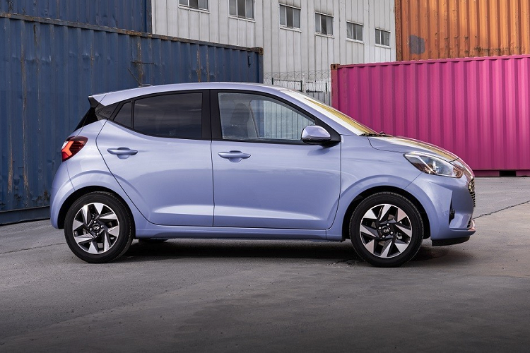 Tuy nhiên, đèn LED định vị ban ngày của xe đã được thay đổi từ hình tròn sang hình tổ ong mới. Ngay cả hốc gió trung tâm trên cản trước cũng được cải tiến. Những thay đổi tiếp theo của Hyundai i10 2023 bao gồm tạo hình mới bên trong cụm đèn hậu LED và bộ vành hợp kim 15 inch. Bên cạnh đó là những màu sơn ngoại thất mới như xám Lumen Grey và xanh dương Meta Blue.